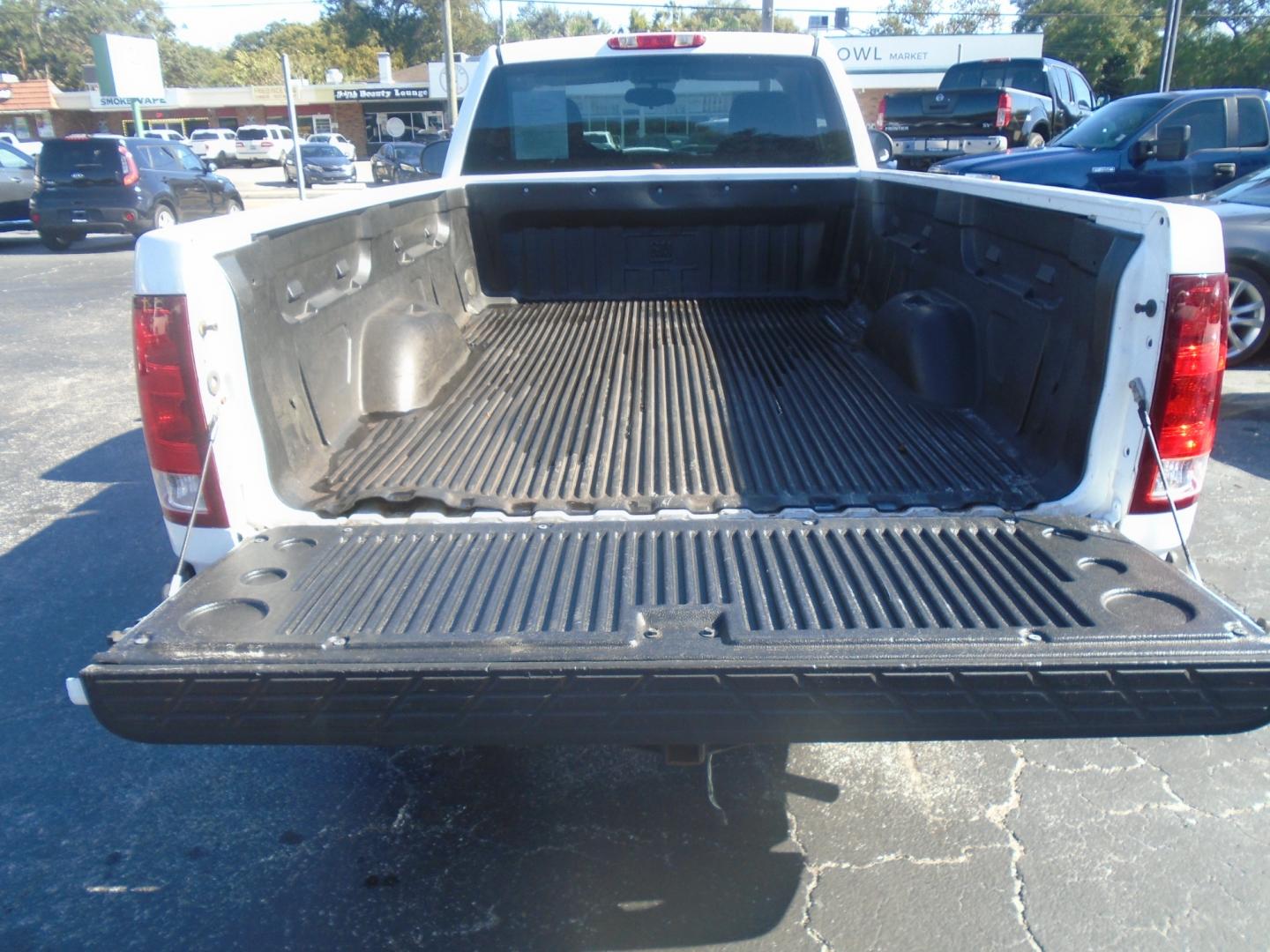 2008 GMC Sierra 1500 SLE1 Long Box 2WD (1GTEC14X28Z) with an 4.3L V6 OHV 12V engine, 4-Speed Automatic transmission, located at 6112 N Florida Avenue, Tampa, FL, 33604, (888) 521-5131, 27.954929, -82.459534 - Photo#5